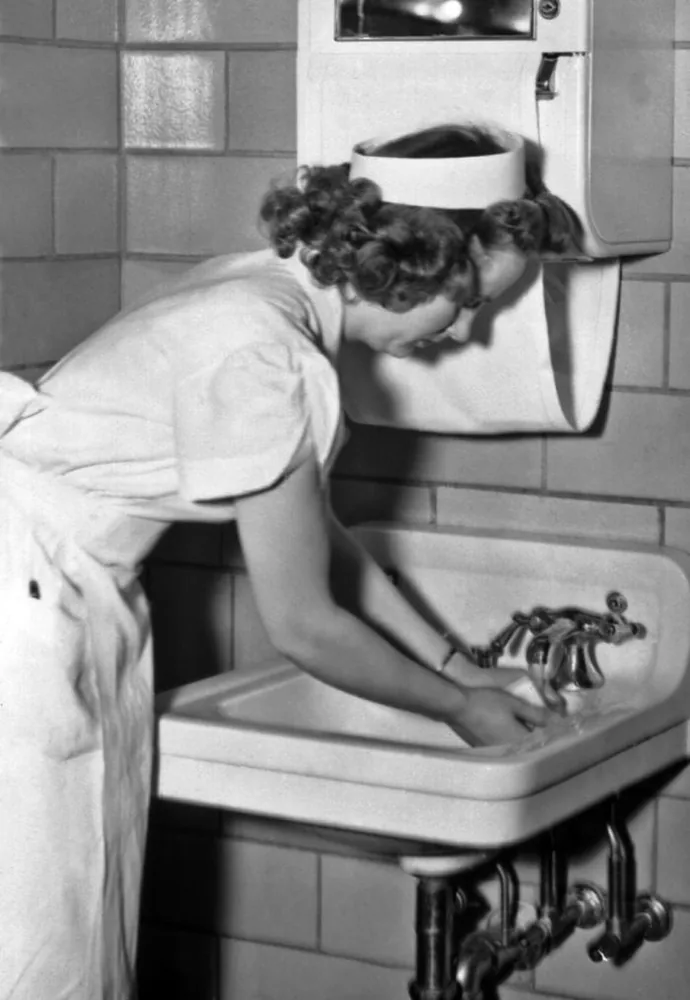 Infirmière se lavant les mains lors d’une campagne du Minnesota dans les années 1930.