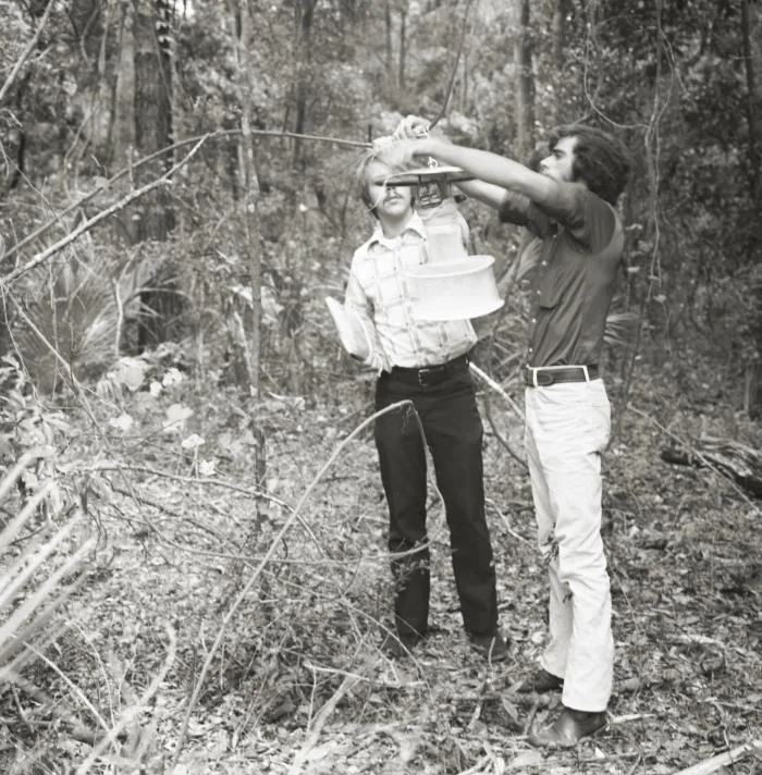 Installation d’un piège lumineux par des étudiants en santé publique à Savannah, Géorgie, en 1975.